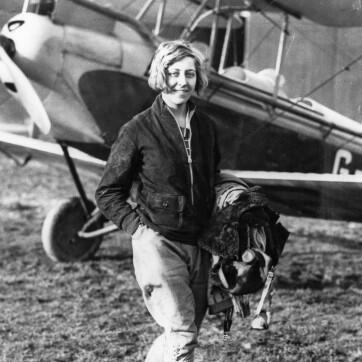 Amy Johnson - 5 Fakta Kunci Tentang Pilot Wanita Pertama yang Jadi Google Doodle 