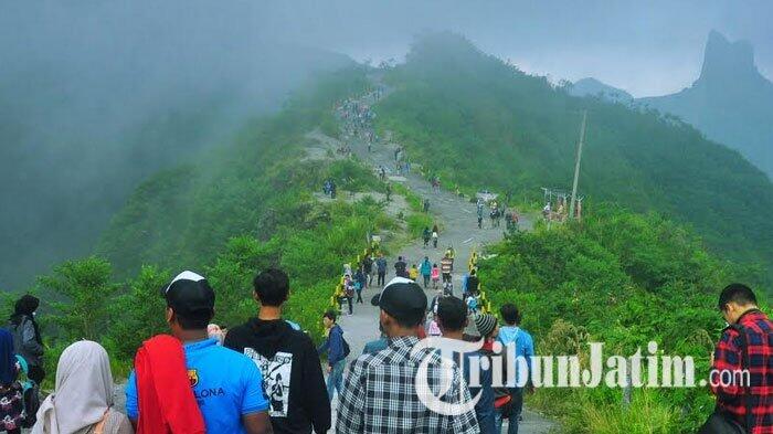 Menikmati Indahnya Pesona 'Hujan Kabut' di Atas Gunung Kelud