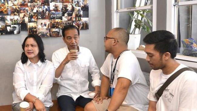 Berapa Harga 'Kopi Susu Tetangga' yang Dibeli Jokowi di Kopi Tuku?