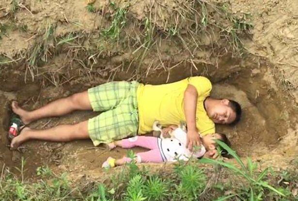 Tau Anaknya Akan Meninggal, Sang Ayah Ajak Anaknya Berlatih Berbaring di Liang Lahat