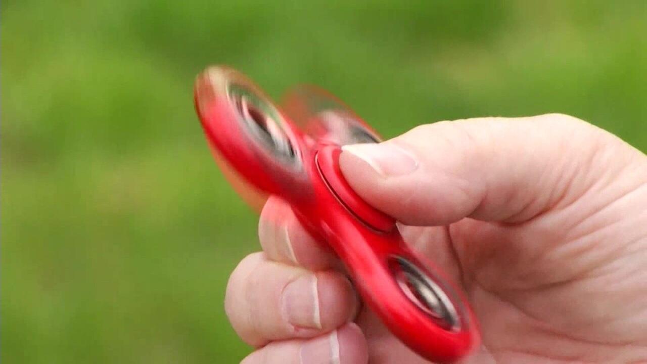Jadi Ini 5 Fungsi Fidget Spinner, Bisa Bikin Kebiasaan Merokok Berkurang
