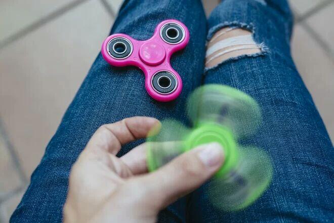 Jadi Ini 5 Fungsi Fidget Spinner, Bisa Bikin Kebiasaan Merokok Berkurang