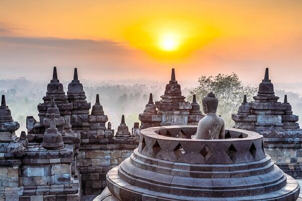 &#91;Viral&#93; Kelakuan Turis di Borobodur, Jangan Ditiru Gan