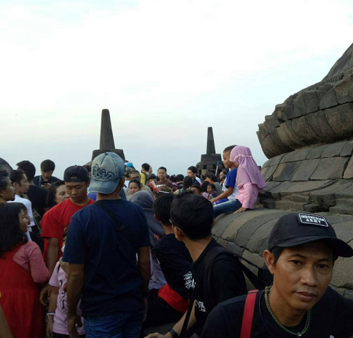 &#91;Viral&#93; Kelakuan Turis di Borobodur, Jangan Ditiru Gan