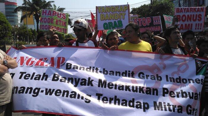 Puluhan Pengemudi Grab Kembali Unjuk Rasa