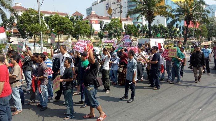 Pengemudi GrabCar Minta Manajemen Bayar Jerih Payah Mereka