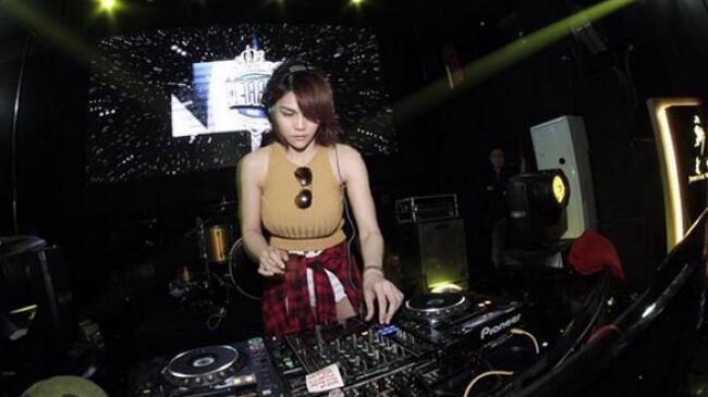 DJ Cewek Cakep nan Seksi (18++)