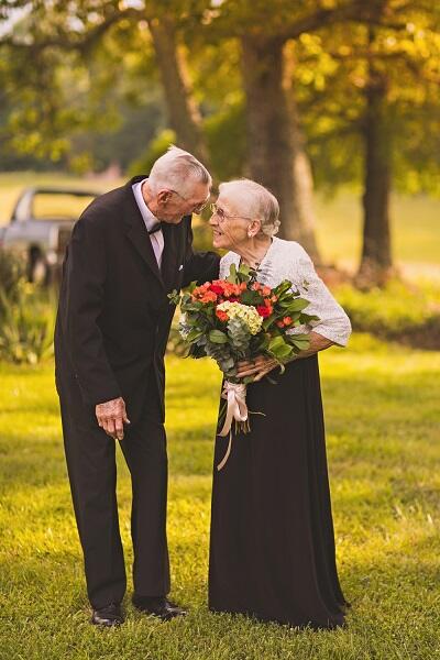 Cara Pasangan Ini Rayakan 65 Tahun Pernikahan Bikin Baper