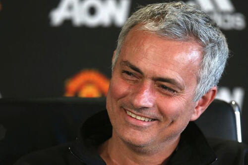 Karena Ngefans, Nenek Ini Punya 20 Tato Mourinho