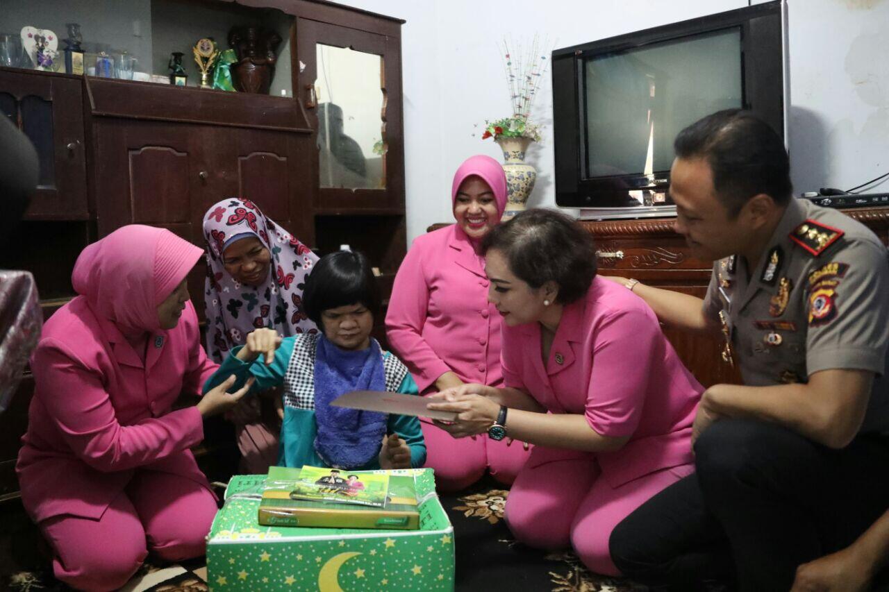 HUT Bhayangkara Ke-71, Kapolres Kuningan Serta Bhayangkari Kunjungi Rumah Ai