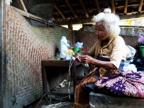 Suparni, Nenek Berusia 117 Tahun Namun Masih Tetap Produktif