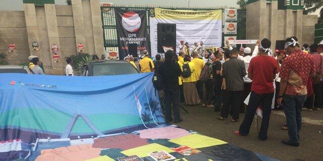 Lucunya dua kubu alumni UI, demo di DPR dukung dan tolak Pansus KPK