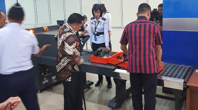 Masuk Bandara Sam Ratulangi, Kapolri Diperiksa Petugas