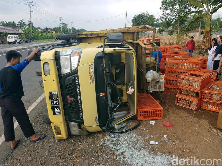 &#91;BREAKING NEWS&#93; Truk Terguling di Sukabumi, Ratusan Korban Tewas