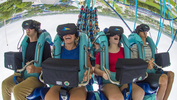 Keren! Naik Roller Coaster Ini Bisa Sambil Nikmatin Pengalaman Virtual ke Bawah Laut