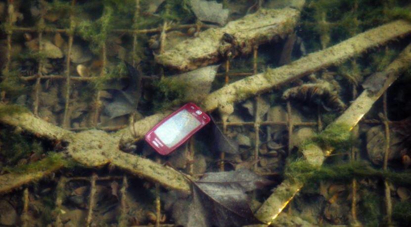 Wow! Agan Ngga Bakal Menduga Isi di Dalam Sungai Cantik Ini!