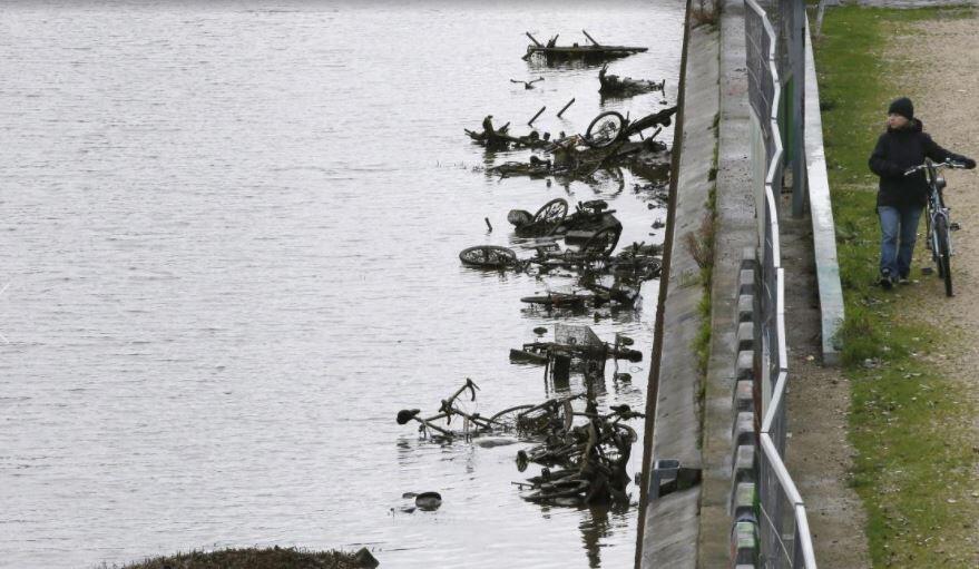 Wow! Agan Ngga Bakal Menduga Isi di Dalam Sungai Cantik Ini!