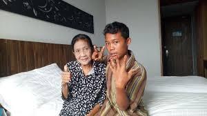 Foto-foto Romantis Selamat dan Nenek Rohaya saat Bulan Madu, Lihat yang Mereka 