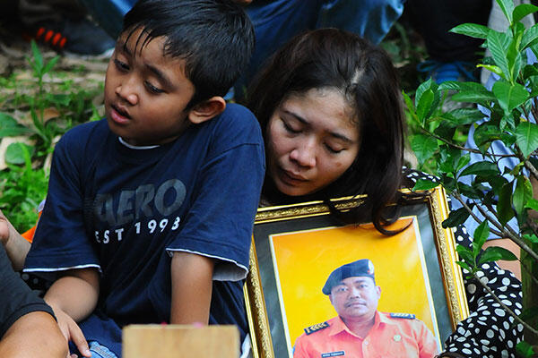 Taspen Serahkan Santunan bagi Korban Kecelakaan Helikopter