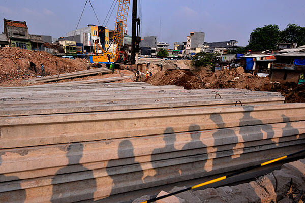 1.400 Sheetpile Siap Dipasangkan di Bibir Bukit Duri