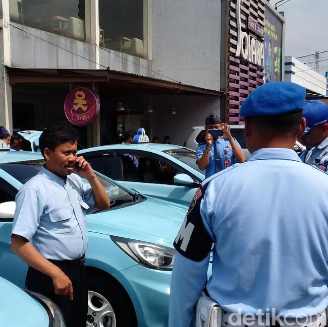 Petugas Tertibkan Taksi Bandara yang Pasang Tarif 'Mencekik'