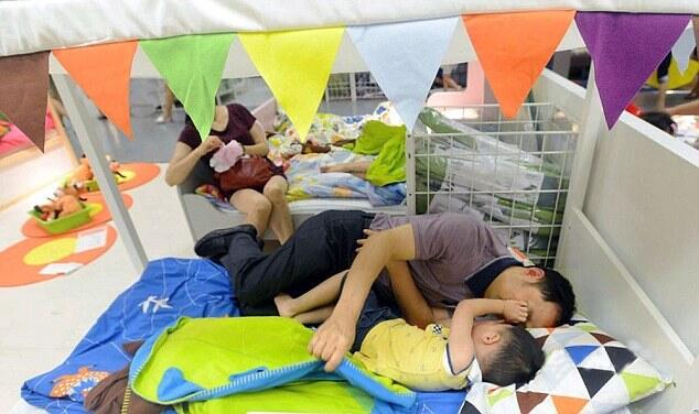 Cuma di Shanghai, Agan Bisa Tidur di Swalayan Untuk Menghindar dari Udara Panas!