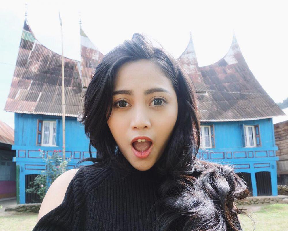 5 Dara Cantik ini Terkenal karena Media Sosial