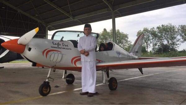 Gubernur Aceh Ini Jago Nerbangin Pesawat