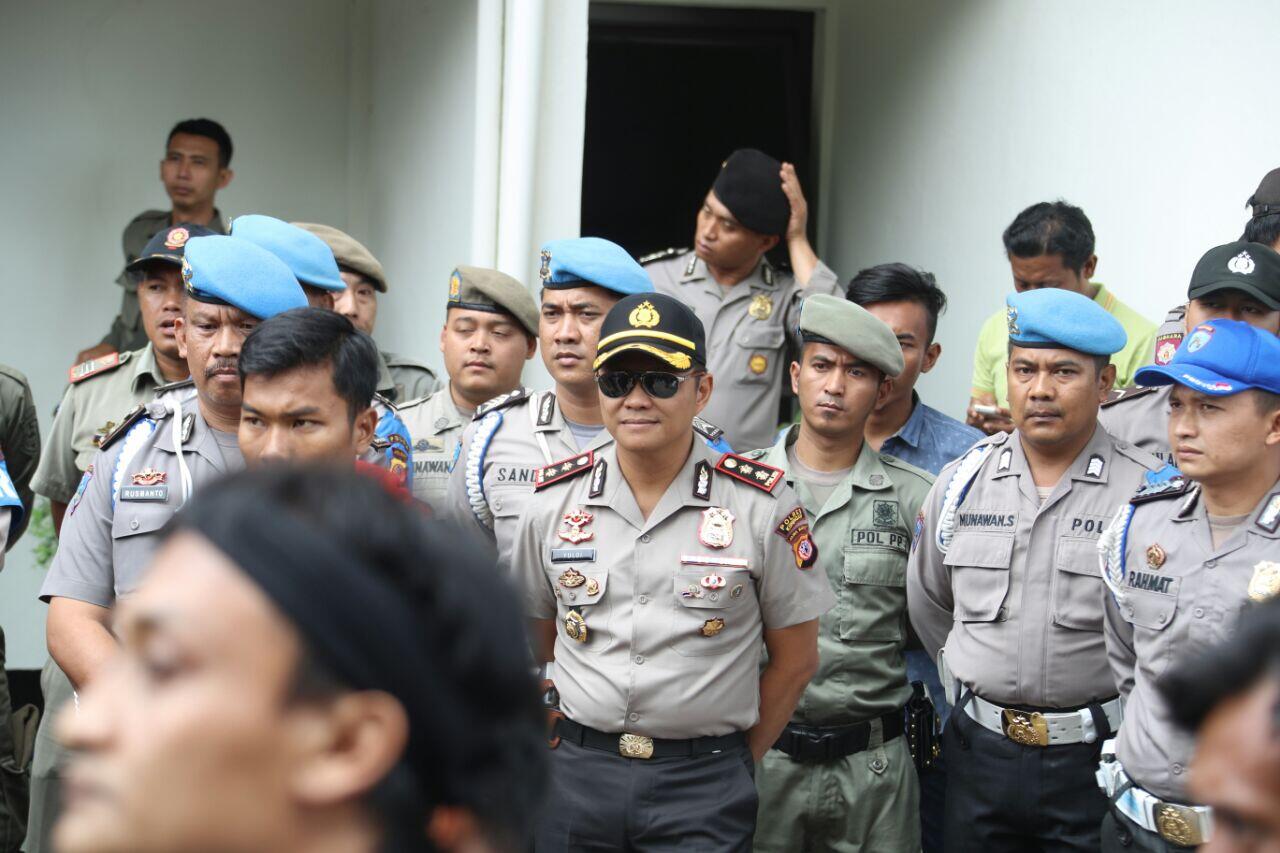 Kapolres Kuningan Turun Langsung Bersama Anggotanya