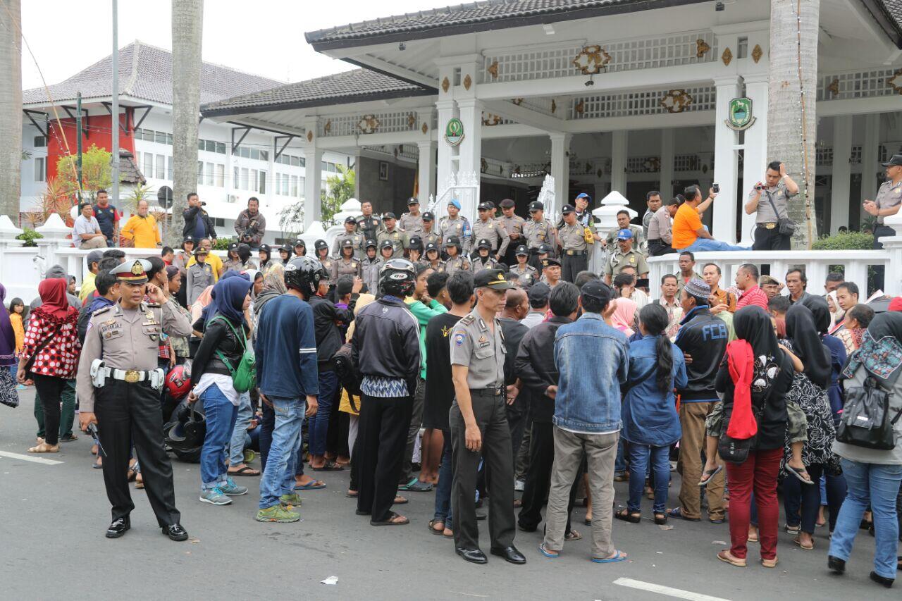 Polres Kuningan Amankan Aksi Unjuk Rasa Masyarakat Desa Padabeunghar
