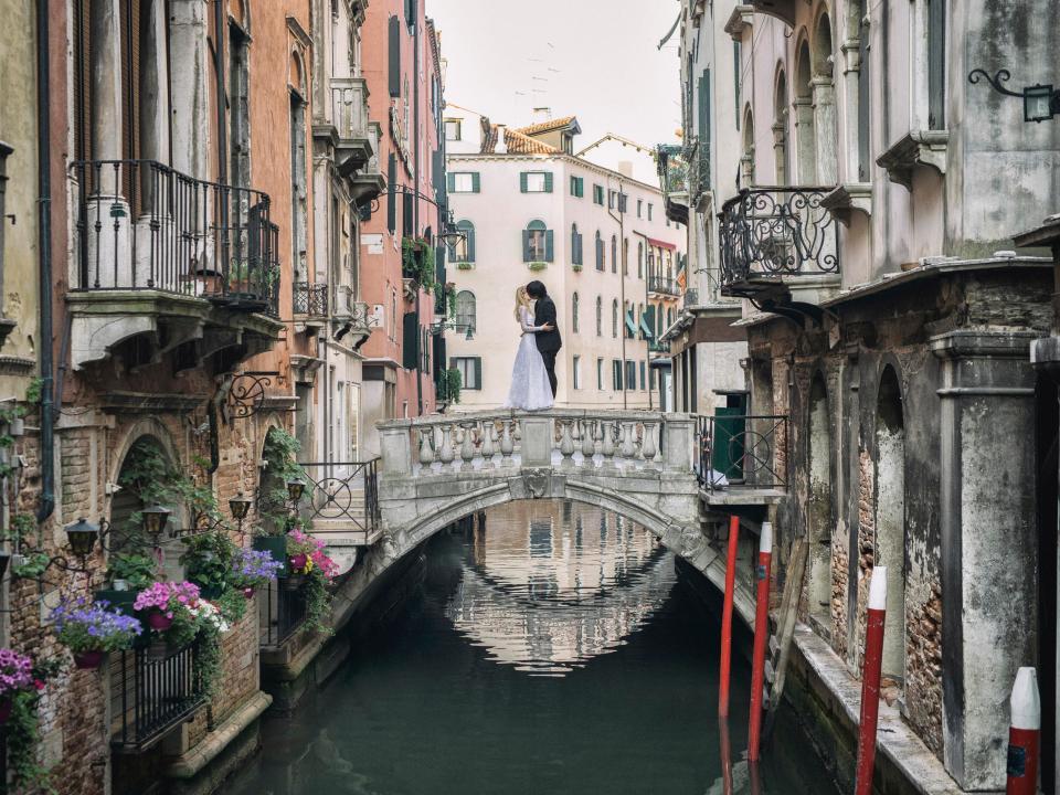 Jangan Baper Foto pre-wedding di Pasangandi 16 negara, hebohkan dunia