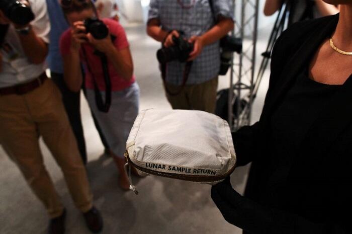 Fantastis, Tas Neil Armstrong Diperkirakan Laku 4 Juta Dolar