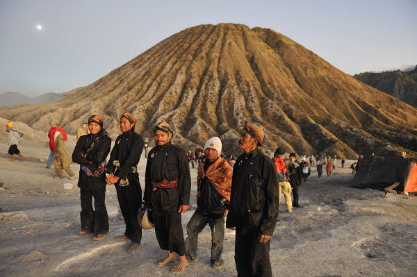 Warga Suku Tengger Menjamu Tamunya di Dapur, Mengapa?