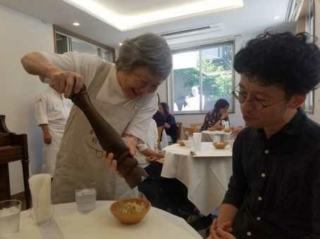 Unik banget, semua pelayan di restoran ini mengidap penyakit pikun.