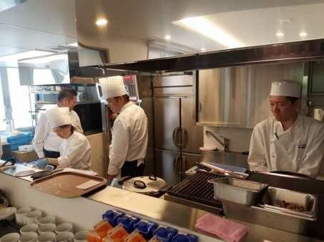 Unik banget, semua pelayan di restoran ini mengidap penyakit pikun.