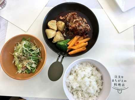 Unik banget, semua pelayan di restoran ini mengidap penyakit pikun.