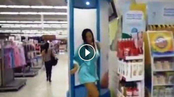 Video Wanita Keramas Sampai Lepas Baju di Supermarket