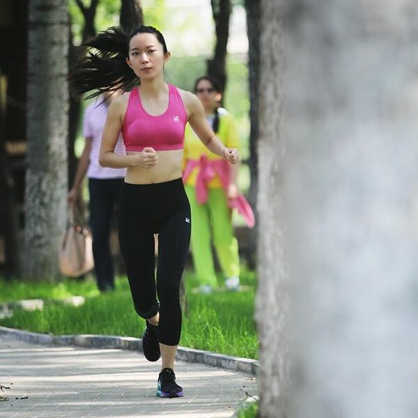 Cewek Pakai Sport Bra Lagi Workout di Taman