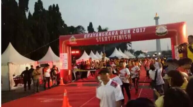 Kapolri Melepas 10 Ribu Peserta Bhayangkara Run 2017 di Monas