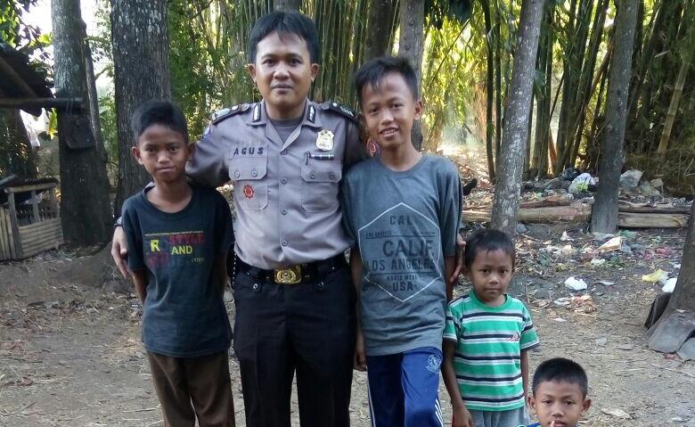 Bhabinkamtibmas Polsek Ciawigebang Rangkul Remaja Dan Anak-Anak
