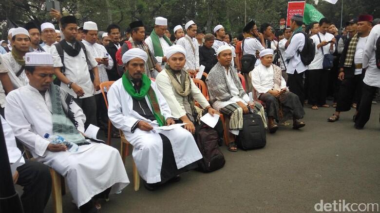 Massa Tolak Perppu Ormas di Depan Monas, Ini 7 Poin Tuntutan