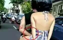 Tangan Pemotor Ini Ngapain di Belakang, Wanita yang Diboncengnya Terkejut