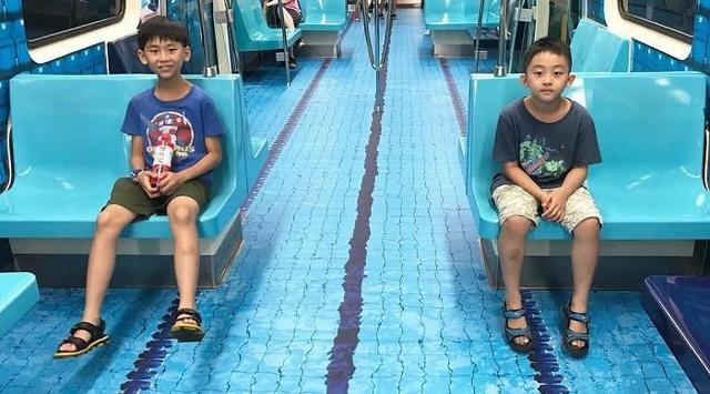 Ilusi Optik, Lantai Kereta Ini Seperti Kolam Renang