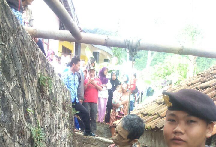 Anggota Polsek Darma Amankan TKP Bunuh Diri