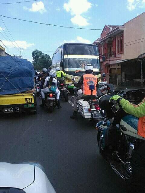 Pengendara Harley Davidson Ini Gebrak-Gebrak Bis Dijalanan