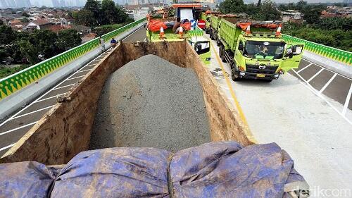 Uji Beban Jalur TransJakarta Koridor 13, Puluhan Truk Dikerahkan