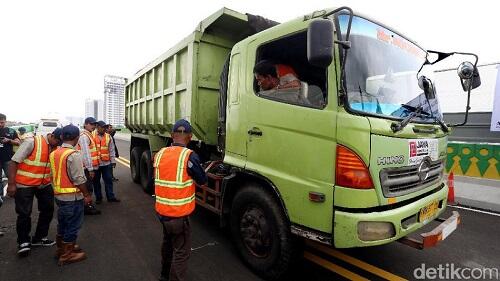 Uji Beban Jalur TransJakarta Koridor 13, Puluhan Truk Dikerahkan