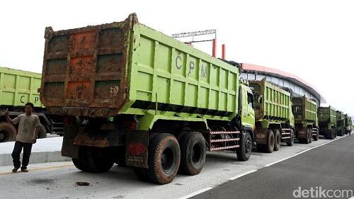 Uji Beban Jalur TransJakarta Koridor 13, Puluhan Truk Dikerahkan