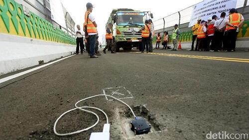 Uji Beban Jalur TransJakarta Koridor 13, Puluhan Truk Dikerahkan