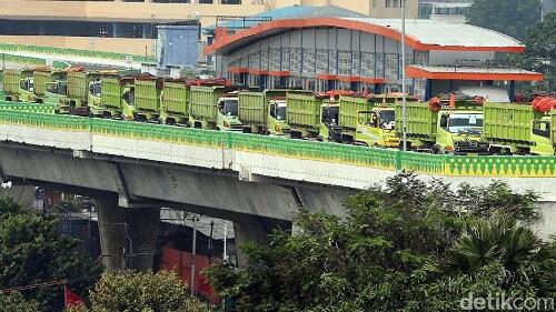 Uji Beban Jalur TransJakarta Koridor 13, Puluhan Truk Dikerahkan